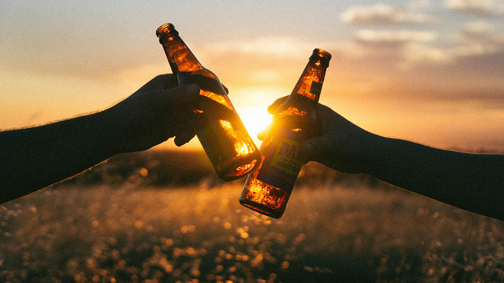 Bier wirkt auf das Gehirn wie ein Glückshormon